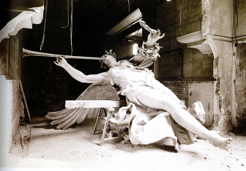 1935-1936 – Demolition of the statue of Fame overlooking the Palais du Trocadéro