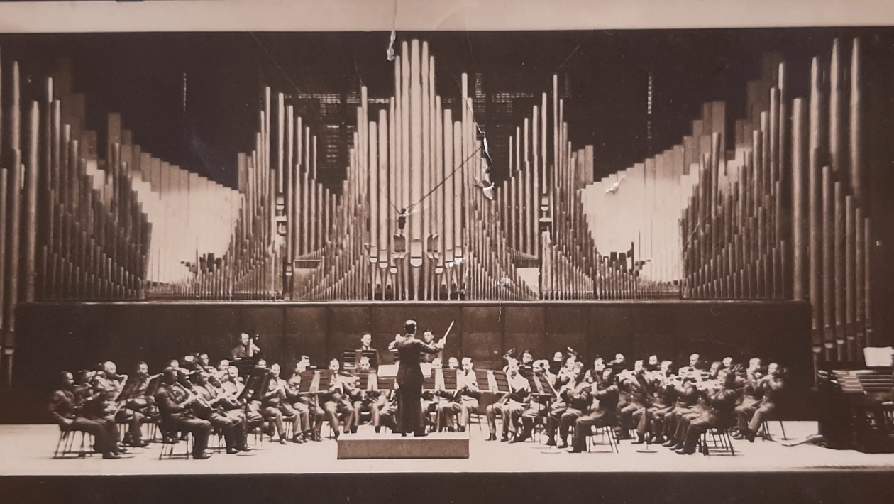 The musicians of the Royal Air Force playing at Palais de Chaillot, février 1940