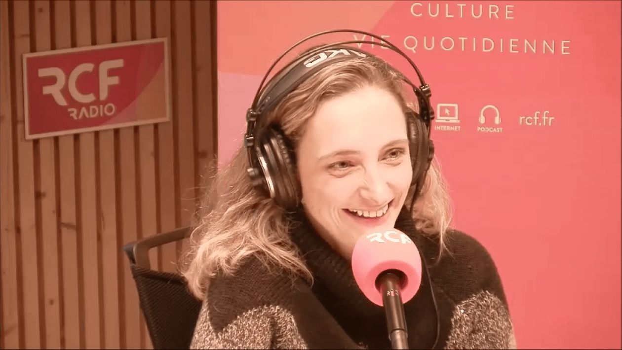 Eléonore Euler-Cabantous dans les studios de RCF Lyon