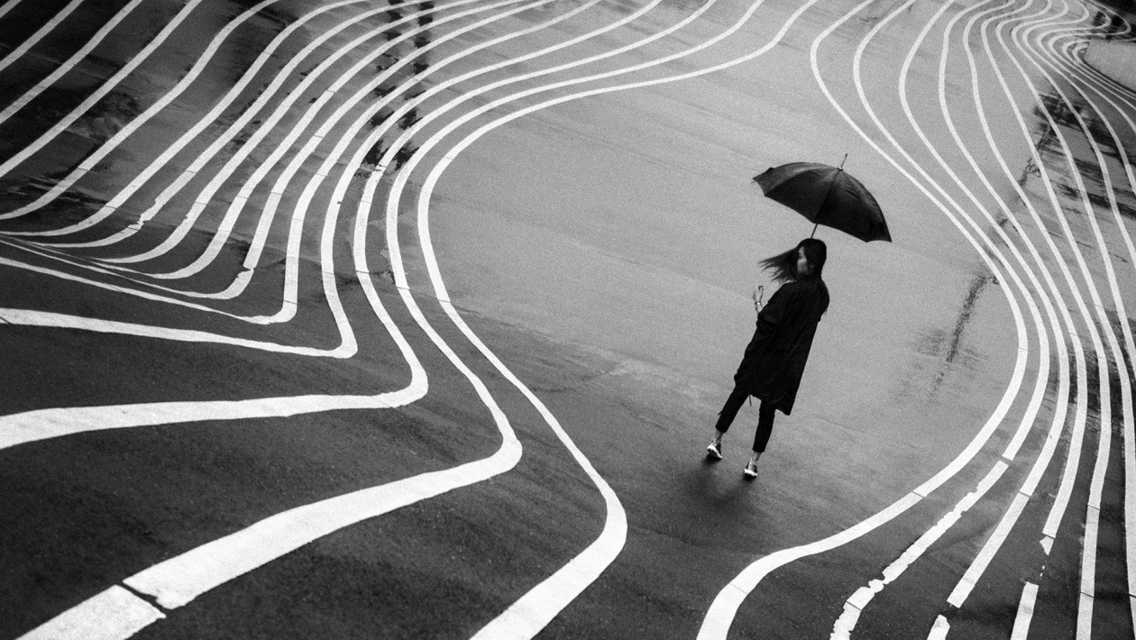 Femme sous un  parapluie 