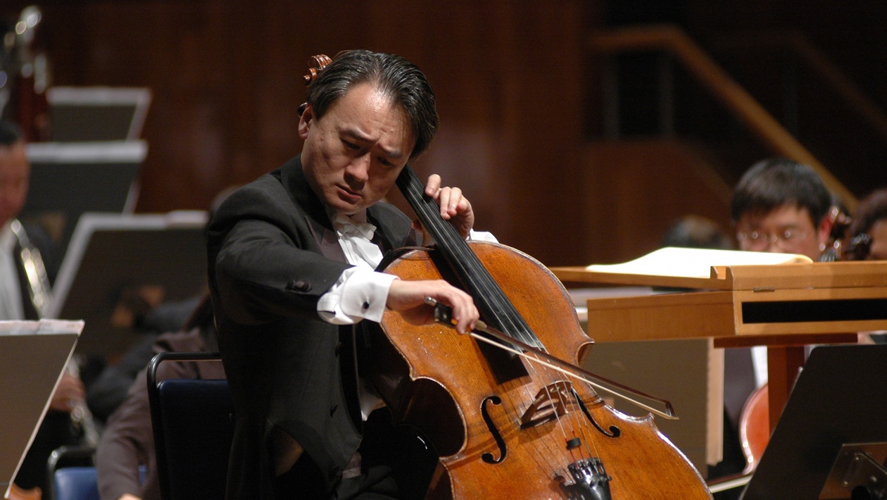 Jian Wang jouant du violoncelle