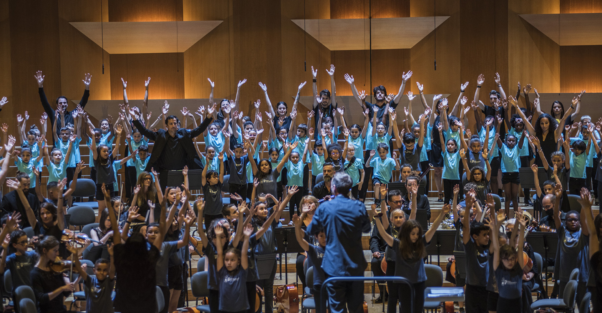 Enfants des orchestres Démos Lyon Métropole sur la scène de l’Auditorium