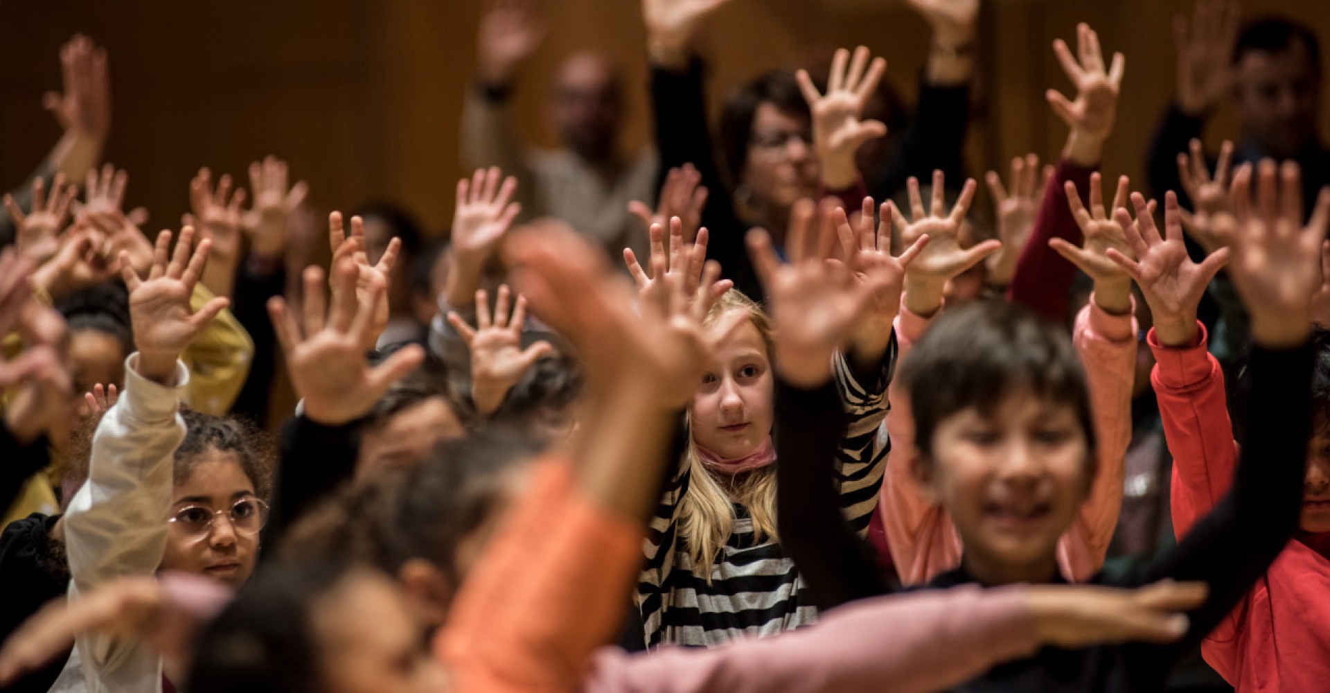 Enfants des orchestres Démos Lyon Métropole sur la scène de l’Auditorium