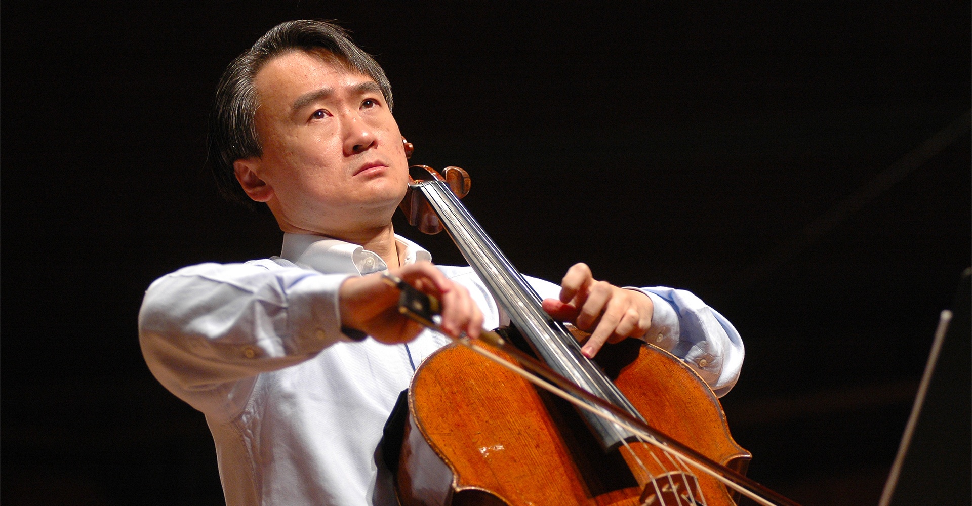 Jian Wang jouant du violoncelle