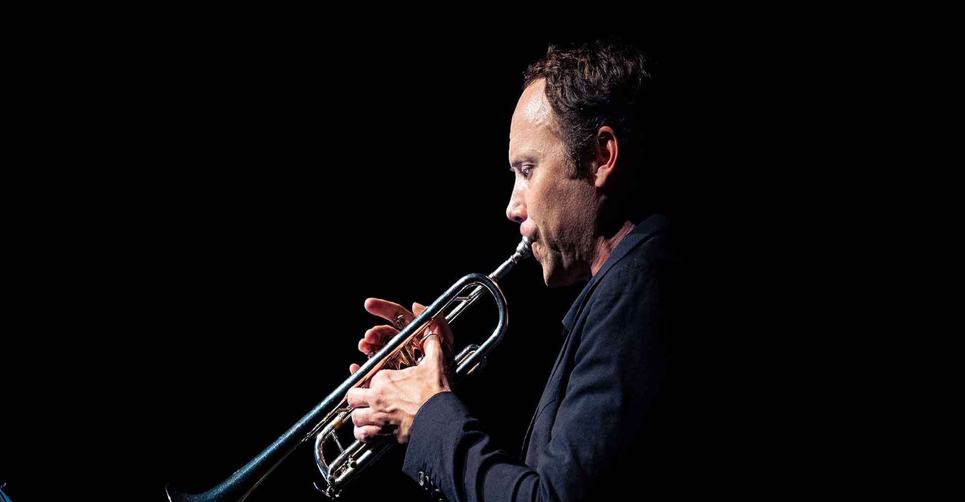 Clément Saunier jouant de la trompette