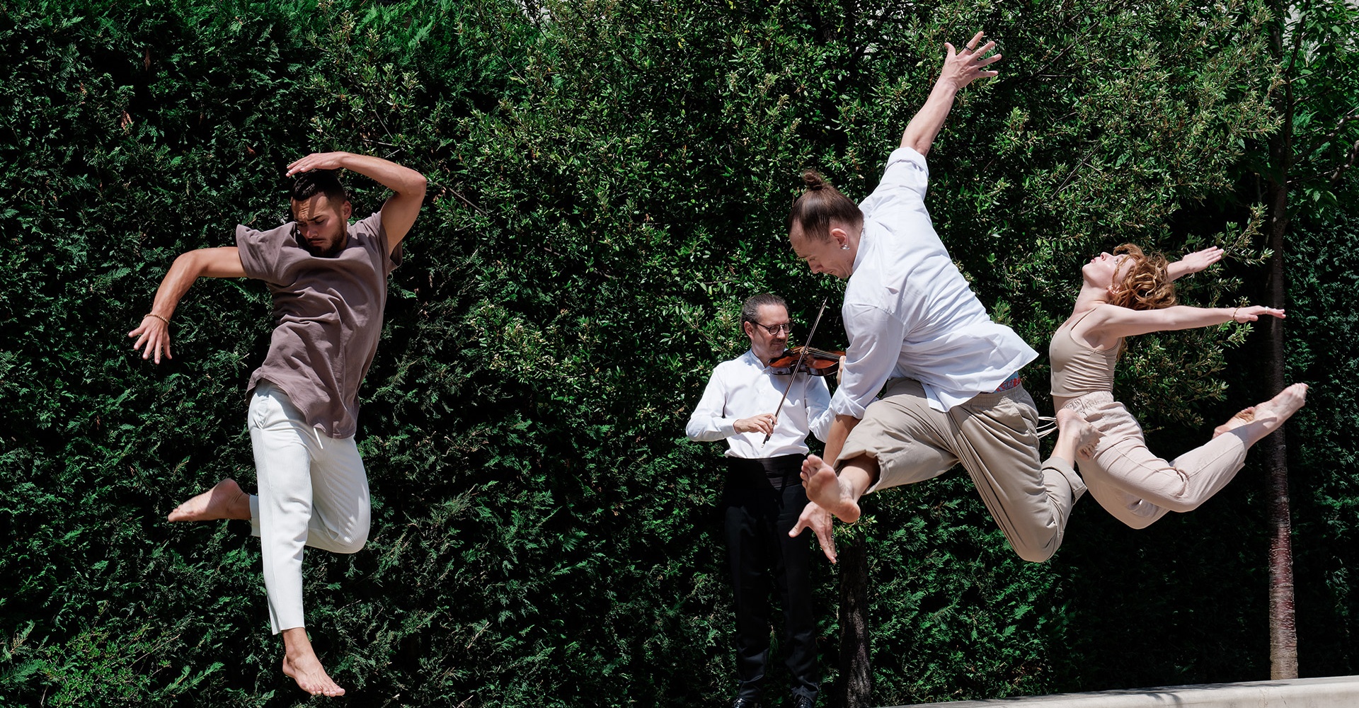 Trois danseurs et un violoniste