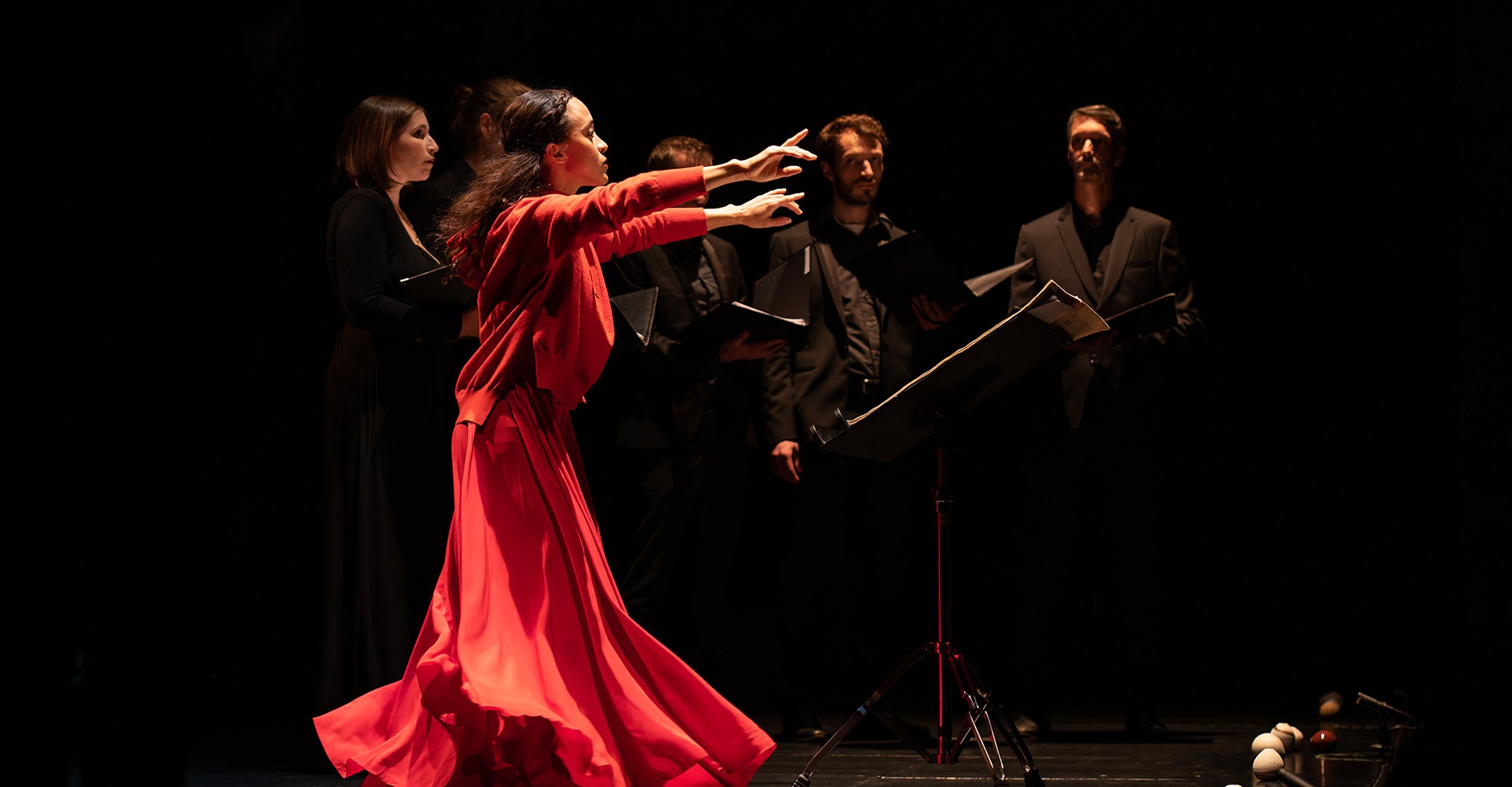 Quarante chanteurs et une danseuse sur scène