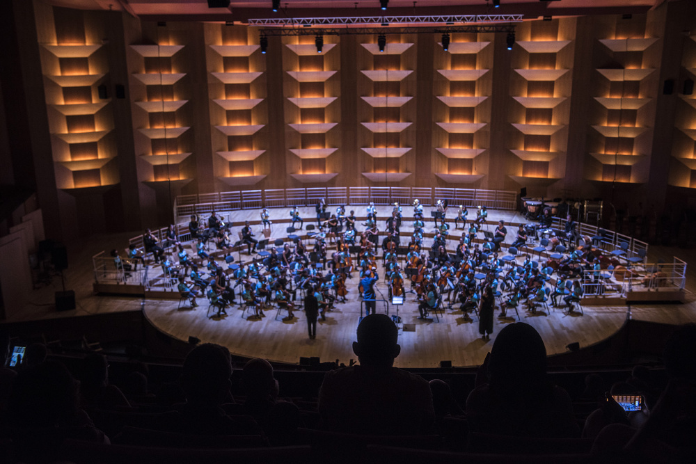 Enfants des orchestres Démos Lyon Métropole sur la scène de l’Auditorium