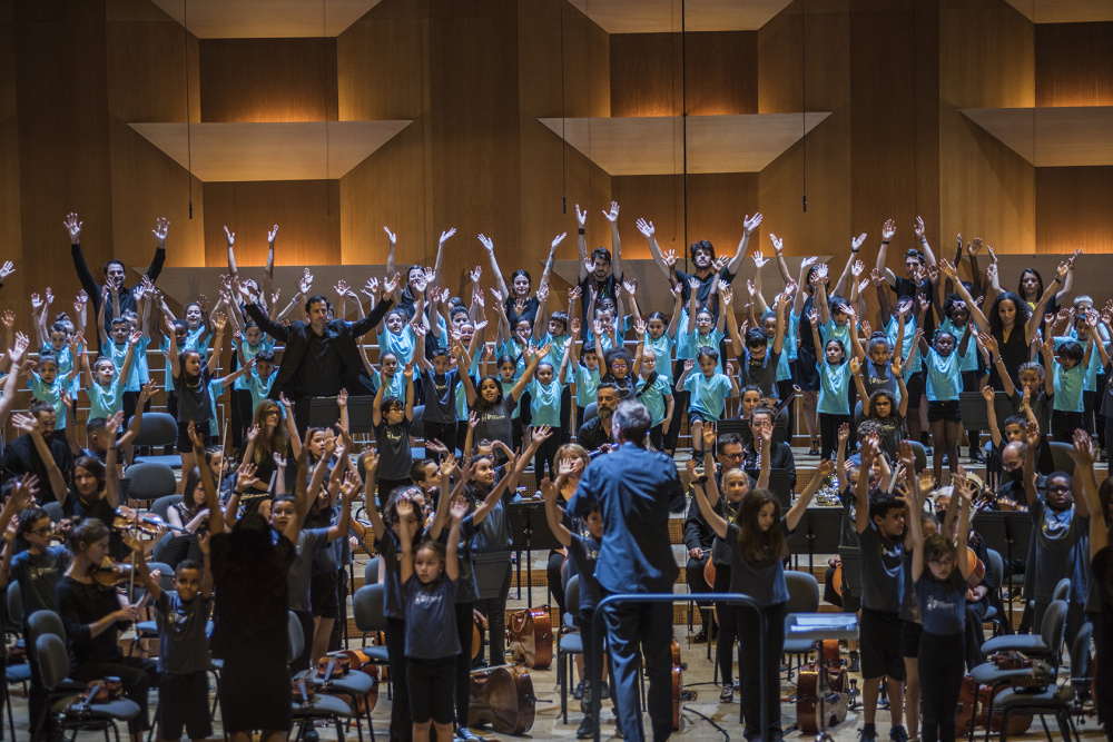 Enfants des orchestres Démos Lyon Métropole sur la scène de l’Auditorium