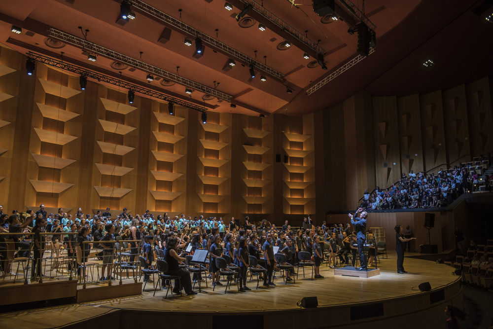 Enfants des orchestres Démos Lyon Métropole sur la scène de l’Auditorium