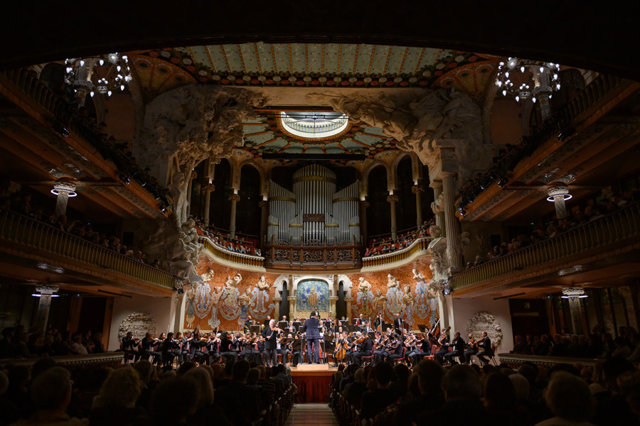 Orchestre national de Lyon sur la scène du Palau de la Música Catalana de Barcelone