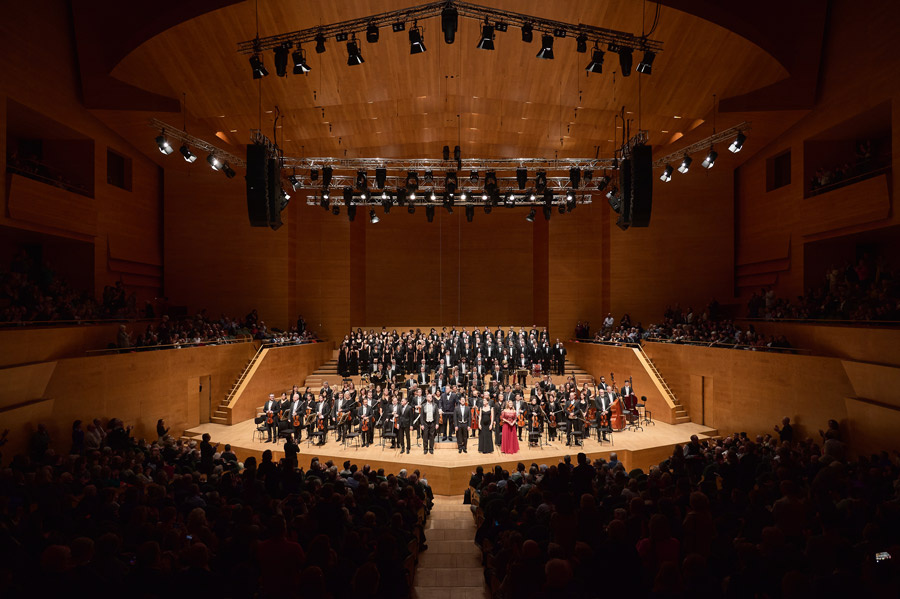 Orchestre national de Lyon sur la scène de l'Auditori de Barcelone