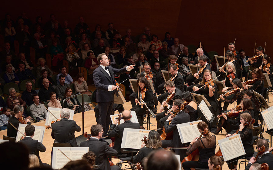 Orchestre national de Lyon sur la scène de l'Auditori de Barcelone