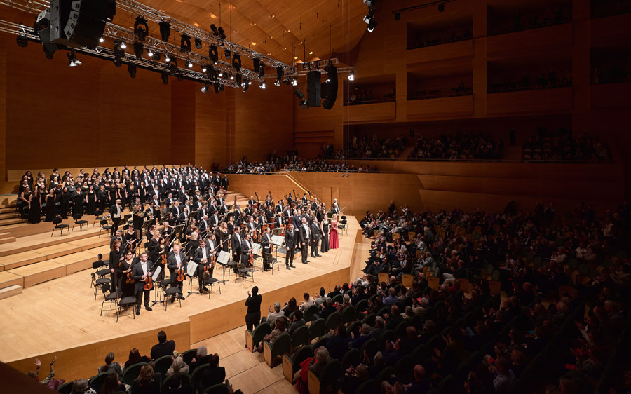Orchestre national de Lyon sur la scène de l'Auditori de Barcelone