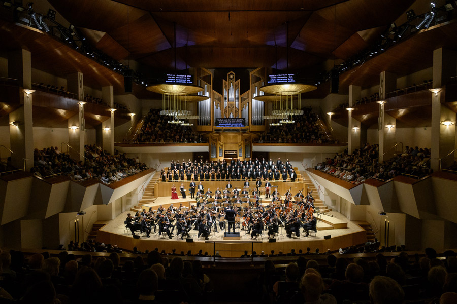 Orchestre national de Lyon sur la scène de l'Auditori de Madrid