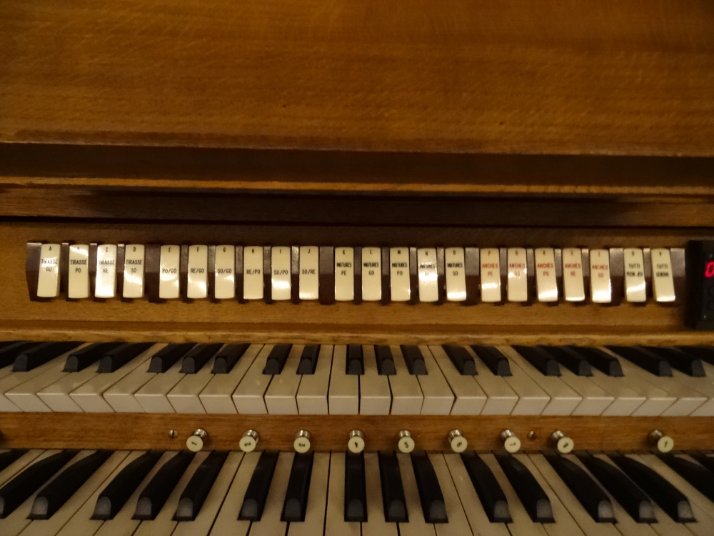 Console de l’orgue, dominos