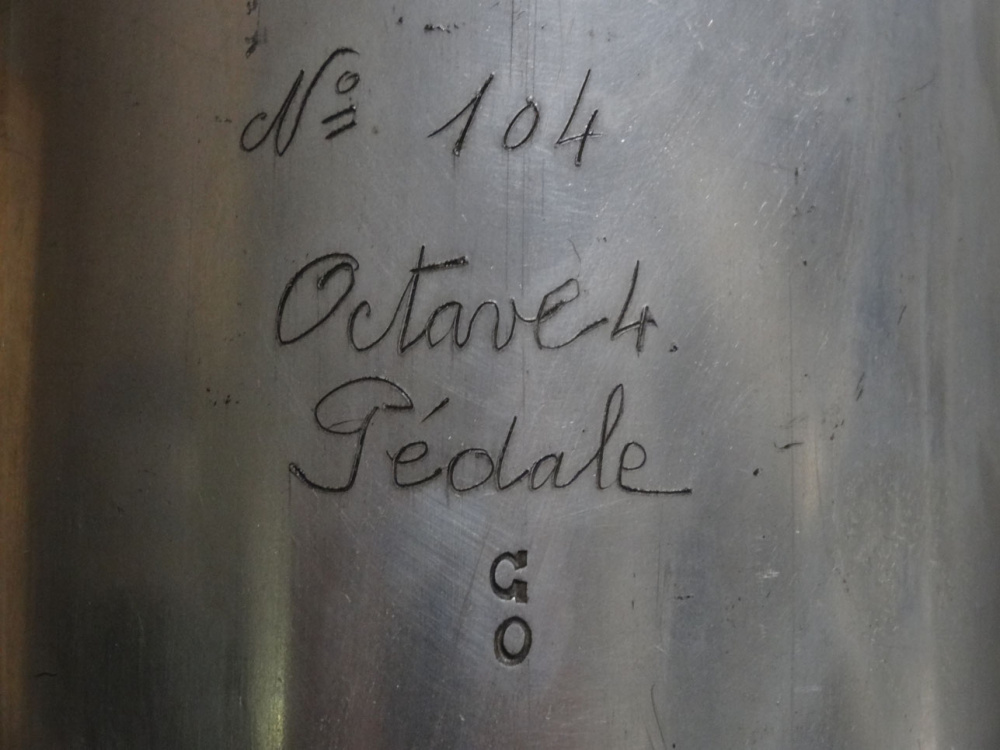 La marque de Victor Gonzalez sur l’un des tuyaux de dessus ajoutés au palais de Chaillot, quand les claviers manuels ont été étendus de 56 à 61 notes. « 104 » est le numéro d’ordre de l’orgue de Chaillot, que l’on retrouve sur de nombreux tuyaux.