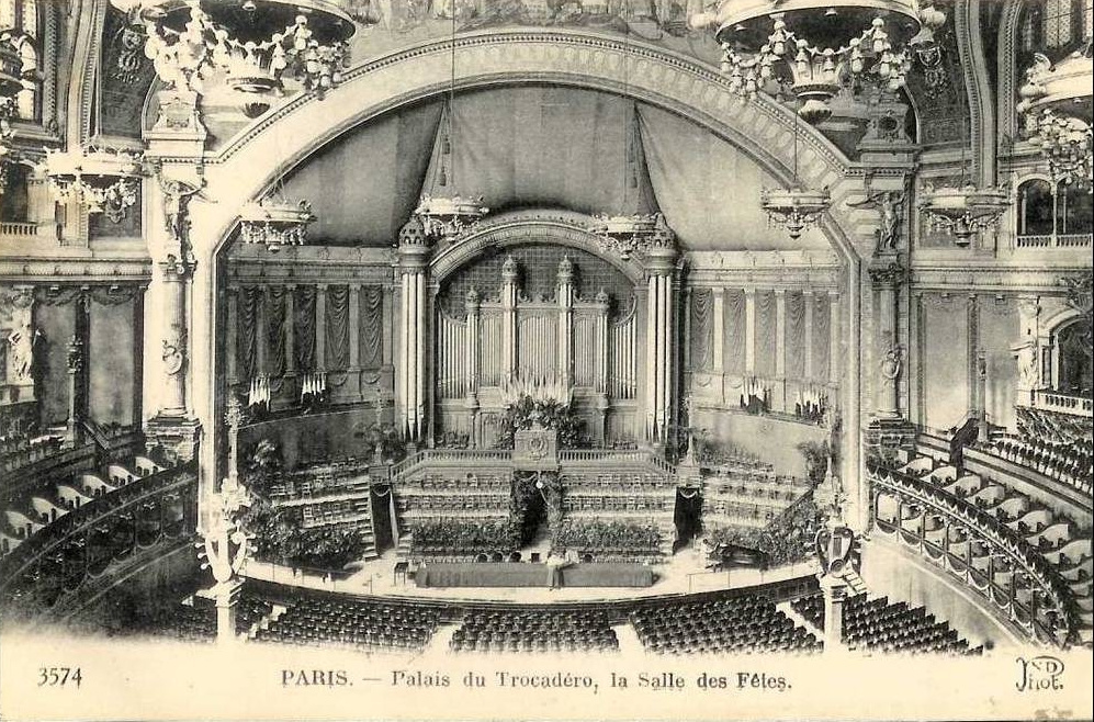 La salle des fêtes du Trocadéro avec l’orgue pavoisé