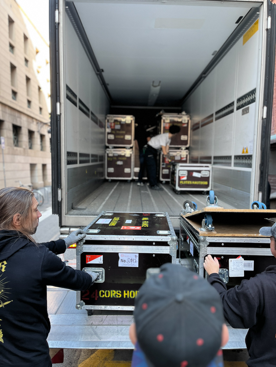 Technicien d’orchestre déchargeant le camion transportant les instruments de l’ONL lors de la tournée en Espagne