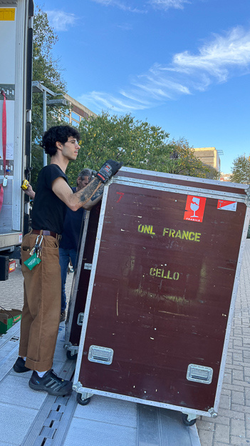 Technicien d’orchestre déchargeant le camion transportant les instruments de l’ONL lors de la tournée en Espagne