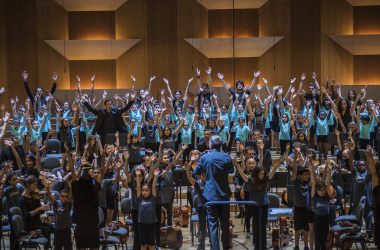 Enfants des orchestres Démos Lyon Métropole sur la scène de l’Auditorium