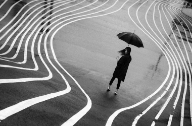 Femme sous un  parapluie 