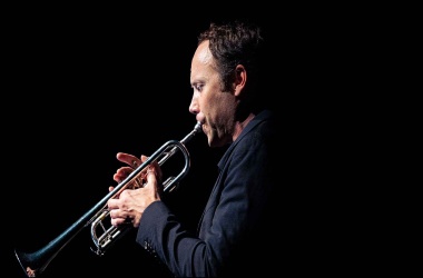 Clément Saunier jouant de la trompette