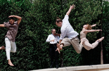 Trois danseurs et un violoniste