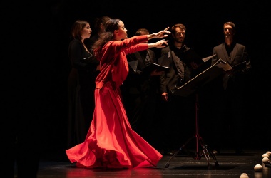 Quarante chanteurs et une danseuse sur scène