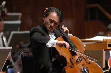 Jian Wang jouant du violoncelle