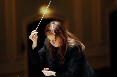 Simone Young entrain de diriger